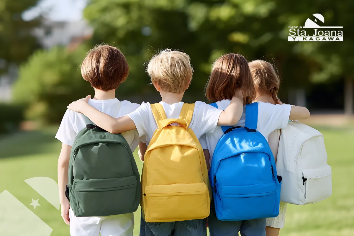 Crianças voltando para a escola
